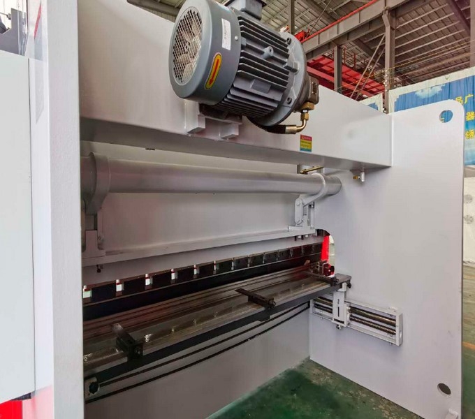 Листогибочный гидравлический пресс MetalTec HBM 125/3200M (Е22, ручная компенсация прогиба, инвертор заднего упора)
