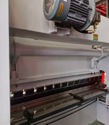 Листогибочный гидравлический пресс MetalTec HBM 63/2500 (Е22, инвертор заднего упора)