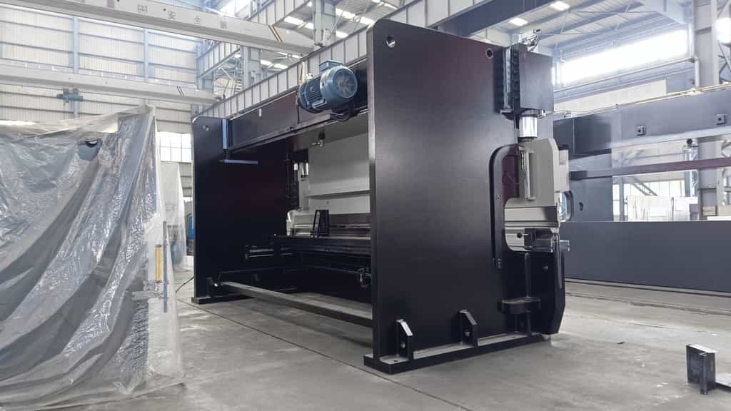Листогибочный гидравлический пресс с ЧПУ MetalTec HBC 250/3200
