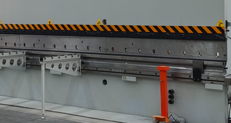 Листогибочный гидравлический пресс с ЧПУ MetalTec HBC 1600/6000