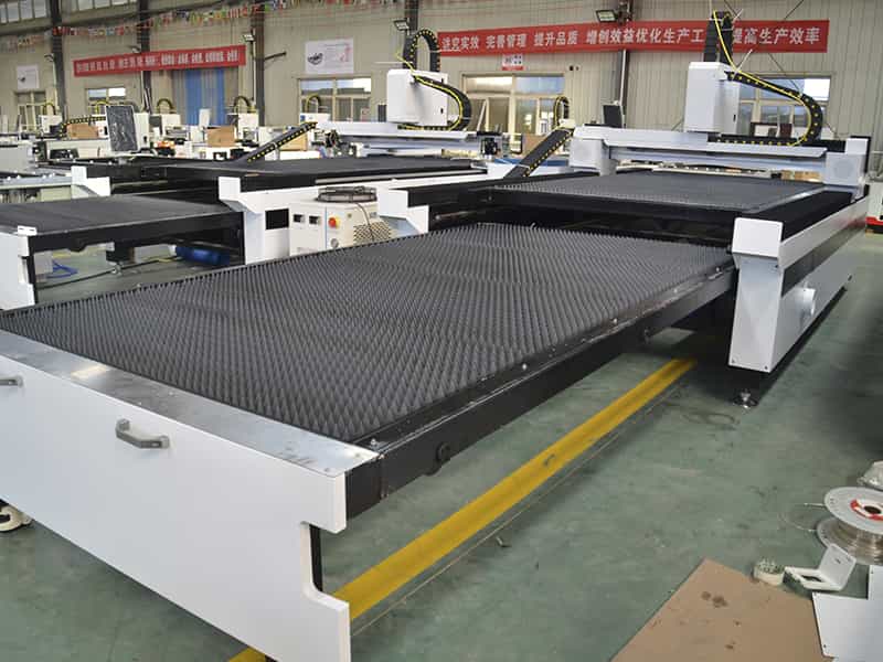 Лазерный станок для резки металла MetalTec 1530C (3000W, ручная смена столов)